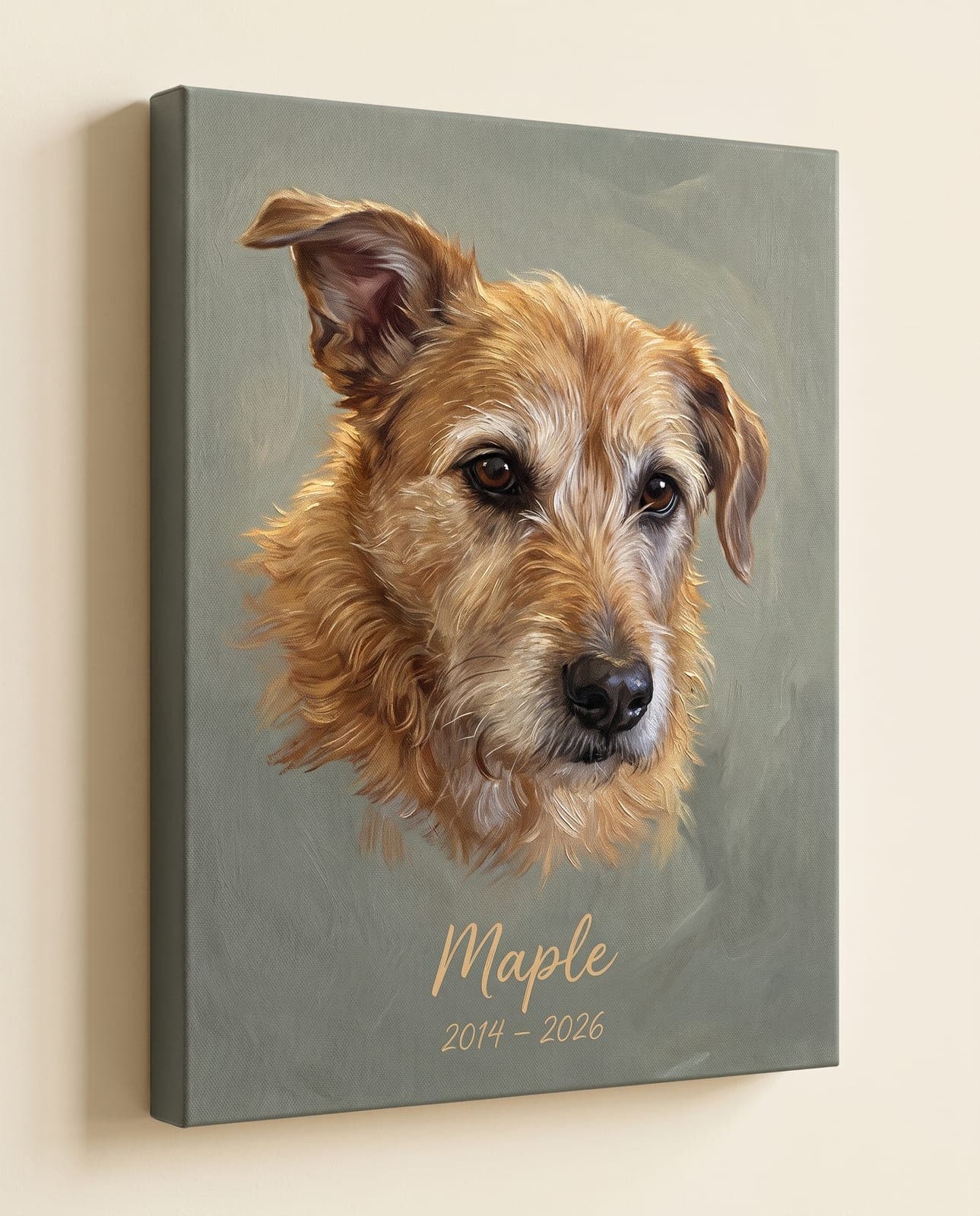 La même photo devenue œuvre : portrait à l’huile du chien sur toile d’artiste, avec la dédicace « Maple · 2014 – 2026 »